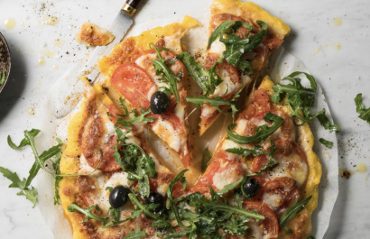 Polenta-Pizza mit Mangold und Raclettkäse